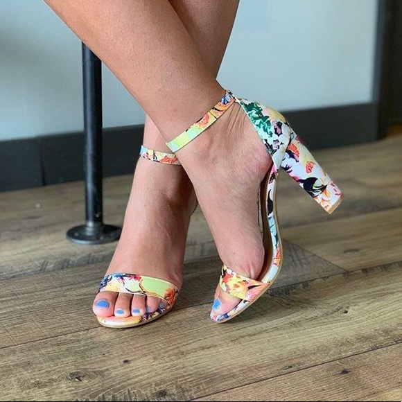 BAMBOO Shoes - Floral sandal with block heel.